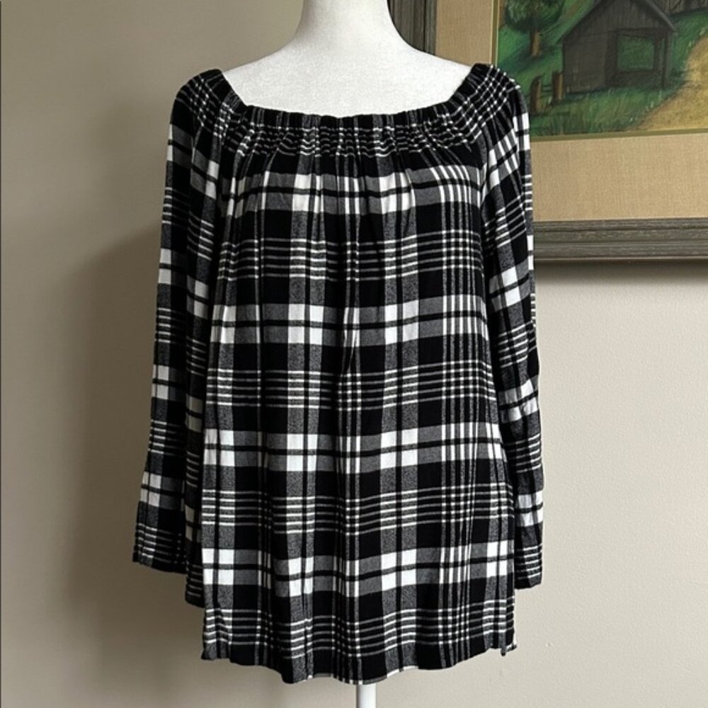 Chelsea & Theodore Black/White Plaid Flannel Top.  Soft, comfortable fit. Size L